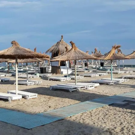 Luxury Suits - Cu Piscina Gym Restaurante In Prima Linie La Mare Lägenhet Năvodari