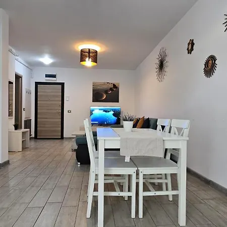 Lägenhet Luxury Suits - Cu Piscina Gym Restaurante In Prima Linie La Mare Năvodari